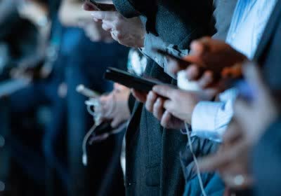 gen zers snapping flip phones smartphone flip phone