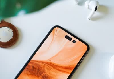 iphone details action button usb-c port face iphone se