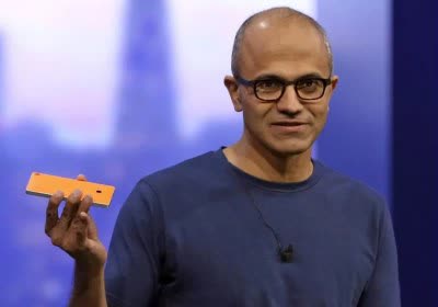 microsoft ceo admits giving windows phone difficult decisions satya nadella with video