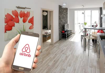 italy airbnb government