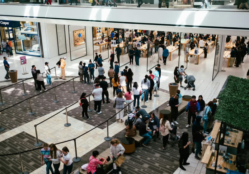 Consumers rush to Apple stores as tariff fears spark iPhone rush