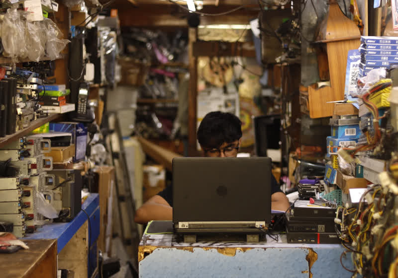 Repair shops in India are fighting planned obsolescence by creating $100 laptops