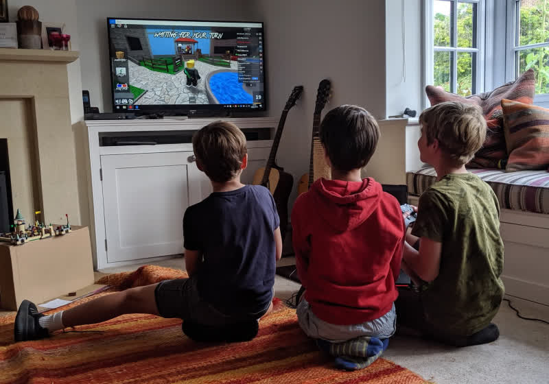 Roblox rolls out video selfie age checks for new teen chat feature