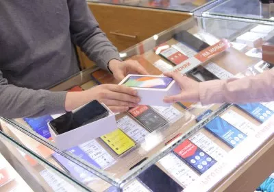 smartphone apple samsung global shipments supply chain phones