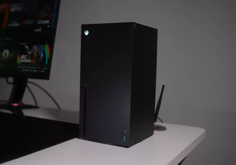 Modder packs a full Windows gaming PC inside Xbox Series X chassis