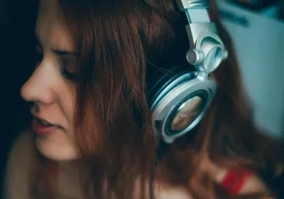 eavesdropping audio headphones signal
